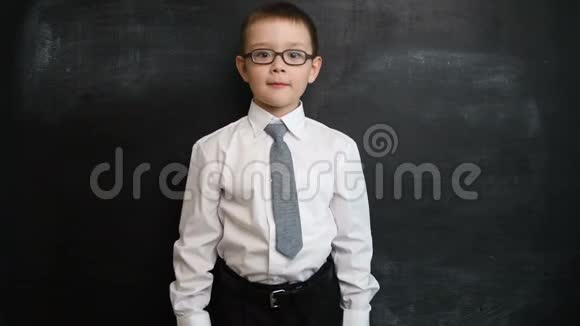 小男孩站在专横的姿势直视镜头创意理念回校学习学前教育视频的预览图