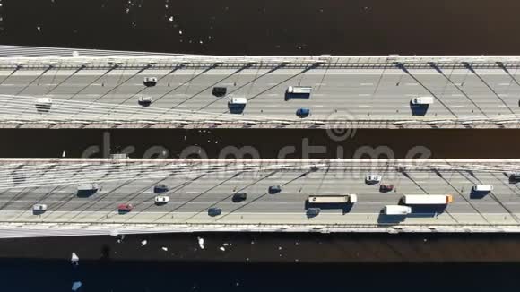 在斜拉桥上空进行空中射击车辆在水面上行驶视频的预览图