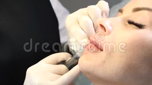 面部皮肤护理年轻女子进行嘴唇注射专业美容师在手套上做面部提升视频的预览图