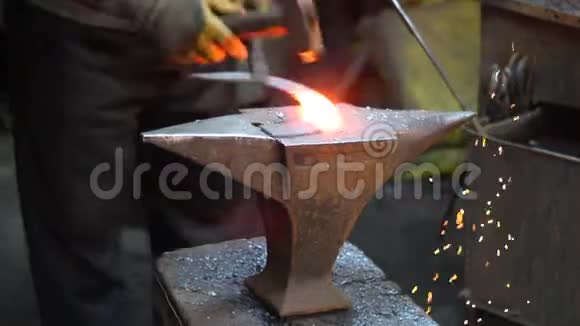 铁砧上的热铁锻造手工铁匠视频的预览图