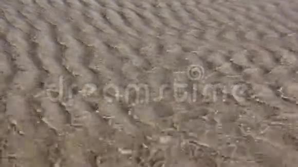 河流流向沙地视频的预览图