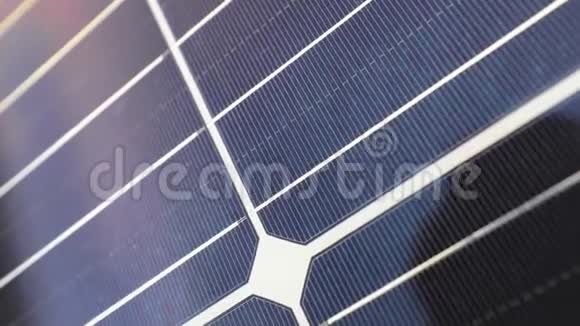 日落时美丽的太阳能电池板框架特写太阳能电池板太阳能电池板和太阳耀斑视频的预览图
