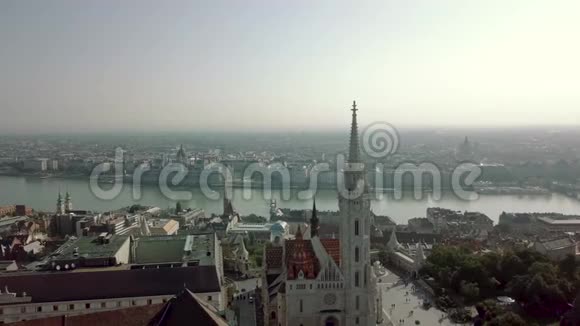 布达佩斯从一架无人机拍摄的空中镜头显示古堡山附近多瑙河畔的历史布达城堡近在咫尺视频的预览图
