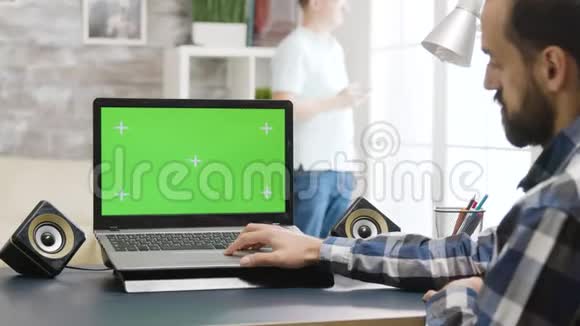 绿色屏幕笔记本电脑明亮明亮的生活空间视频的预览图