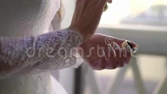 年轻的新娘涂抹香水香水视频的预览图