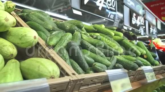 超市货架上有许多不同的蔬菜黄瓜卷心菜萝卜西红柿视频的预览图