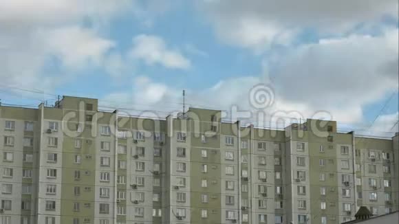 小镇的住宅坐落在云层中间视频的预览图