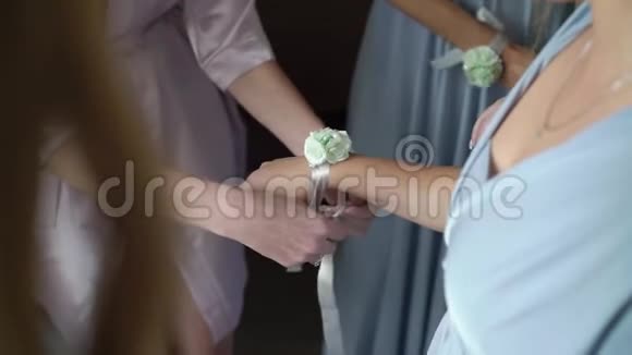 年轻的新娘戴着花镯给伴娘手腕视频的预览图