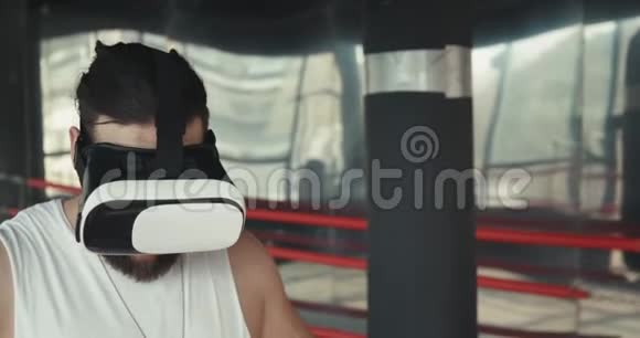 男子拳击手在VR360耳机训练拳在虚拟现实战斗视频的预览图