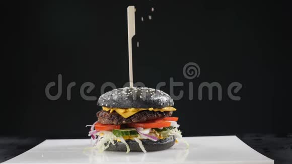 慢运动食品概念做汉堡的厨师特写镜头汉堡餐厅菜单烹饪流程厨师准备快餐视频的预览图