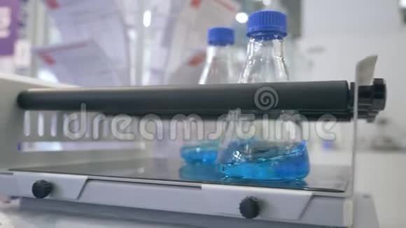 现代实验室正在开发新药玻璃烧瓶在实验室里旋转科学家正在研制一种新的视频的预览图
