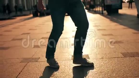 欢快的年轻胖男在城市的黄昏灯光下在户外跳舞视频的预览图