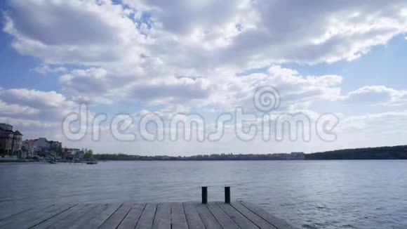 码头临湖清水水面浅浪Ternopil2019视频的预览图