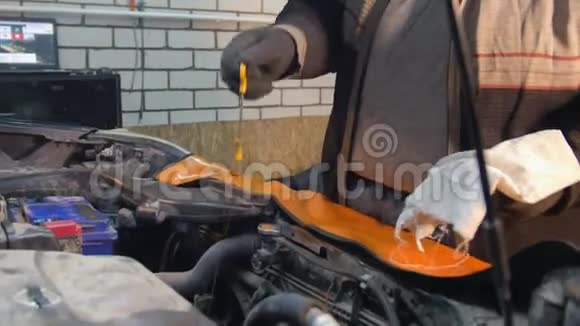 汽车服务厚的机械师检查石油州视频的预览图