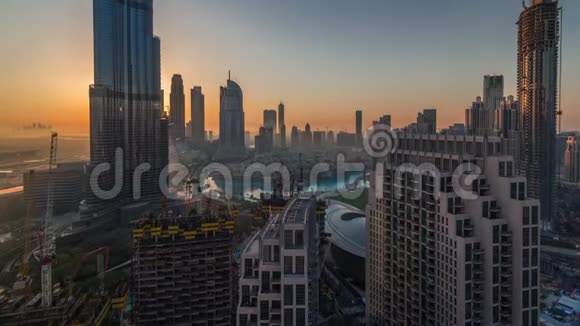 日出期间迪拜市区全景有购物中心喷泉和BurjKhalifa空中早晨时间视频的预览图