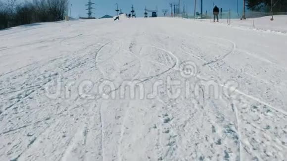 12岁的少年穿着蓝色西装从下一天的雪下滑到滑雪板上视频的预览图