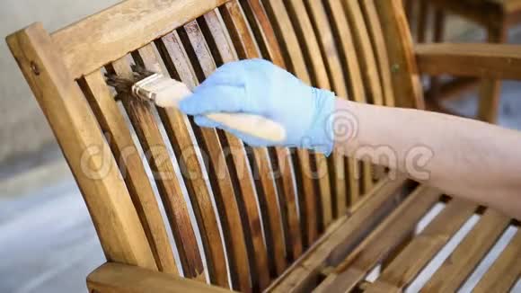 工匠在木椅上工作视频的预览图