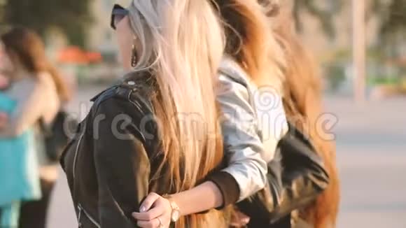 女人的友谊幸福的祝福漫步在城市的街道上视频的预览图