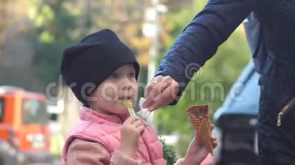 妈妈在冰淇淋后用围巾擦孩子的脸视频的预览图