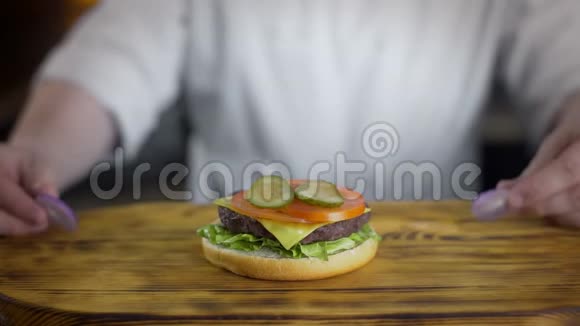 厨师烹制汉堡并放入红洋葱圈在快餐店做汉堡4kUHD60便士总部视频的预览图