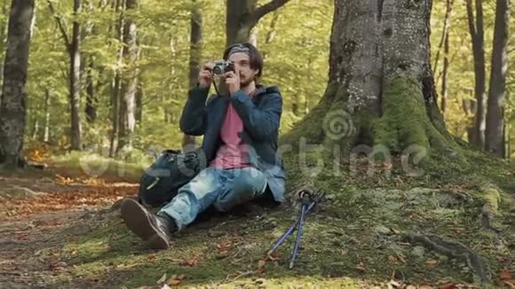 森林里的男摄影师视频的预览图
