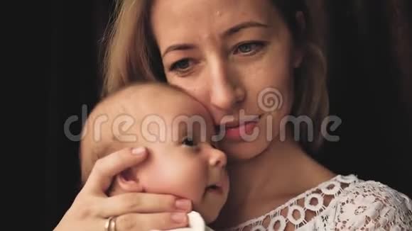 漂亮的女人怀里抱着一个新生婴儿视频的预览图