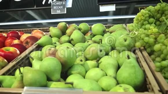 很多苹果又红又绿一堆苹果躺在超市里相机跨度视频的预览图
