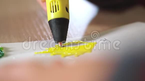 额外的特写少年画了一个塑料图形黄叶他用的是3D笔视频的预览图