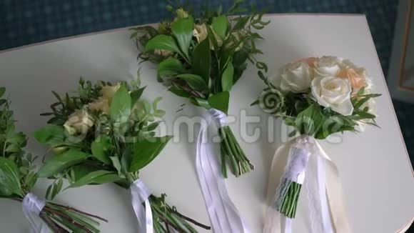 一束白色和黄色的玫瑰新娘的婚礼花束新人的晨间准备一束花视频的预览图