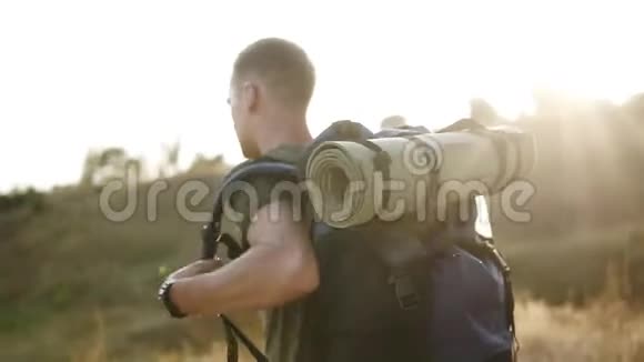 一个人在远足时从肩膀上摘下一个大背包放在地上休息一下徒步旅行活跃视频的预览图