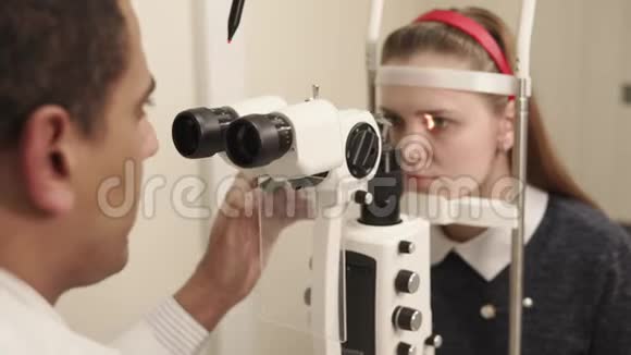 Oculist在Policylinic公司工作他用这种设备做眼部生物显微镜检查视频的预览图