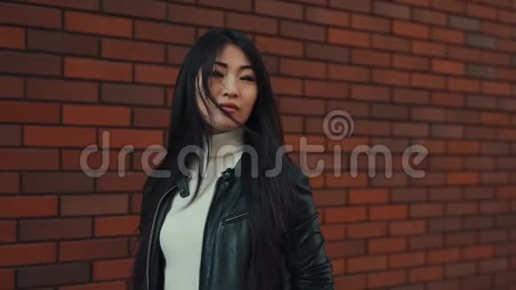 亚洲女人戴眼镜沿着城市走视频的预览图