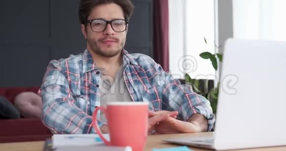 疲倦的人一边喝咖啡一边工作笔记本电脑视频的预览图