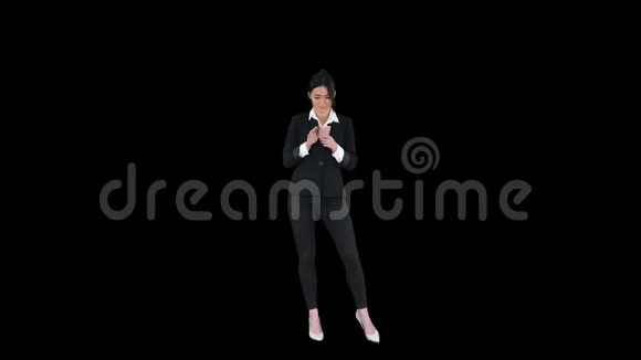 年轻的商务女性听着电话里的音乐向它跳舞阿尔法频道视频的预览图