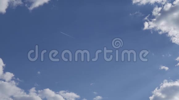 这架飞机正迎着白云的蓝天飞行视频的预览图