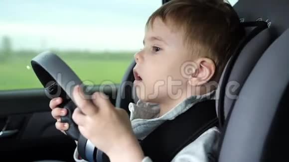 家庭旅行家人在高速公路上小孩坐在车座上安全上路视频的预览图