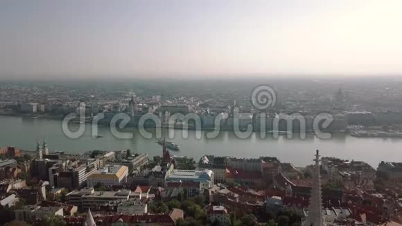 布达佩斯一架无人机拍摄的空中镜头显示在布达佩斯中部的多瑙河上国会大厦被夷为平地视频的预览图