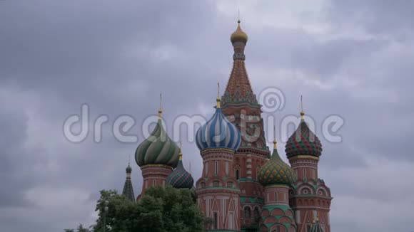 红场上的斯帕斯卡亚塔在灰色阴天的阴沉的天空下片段视图俄罗斯视频的预览图