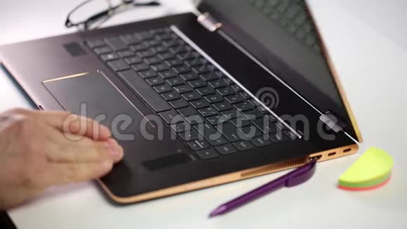 在笔记本电脑上工作的男性短片技术概念电脑商务视频的预览图