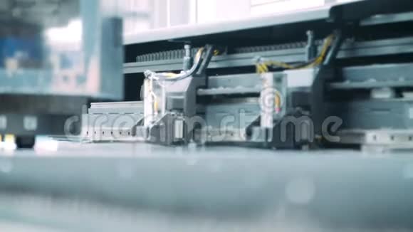 带有金属印刷机的自动化工业生产线现代工业设备视频的预览图