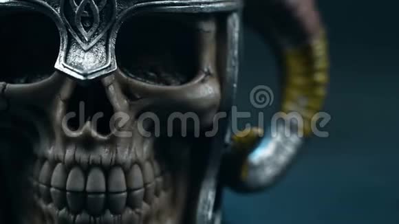 带有喇叭的金属头盔中的头骨视频的预览图