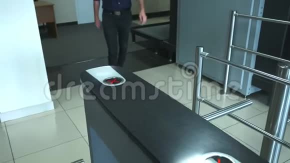 一个人通过电子转门到商务中心或办公楼人们通过电子旋转门视频的预览图