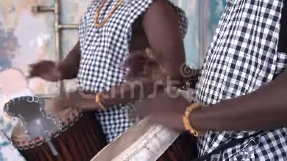 非洲男性手在jembe鼓上演奏特写视频的预览图