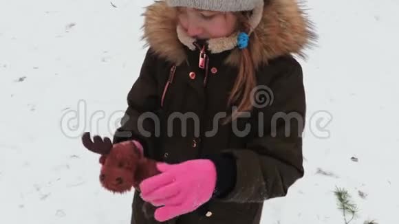 冬天带软玩具的女孩视频的预览图