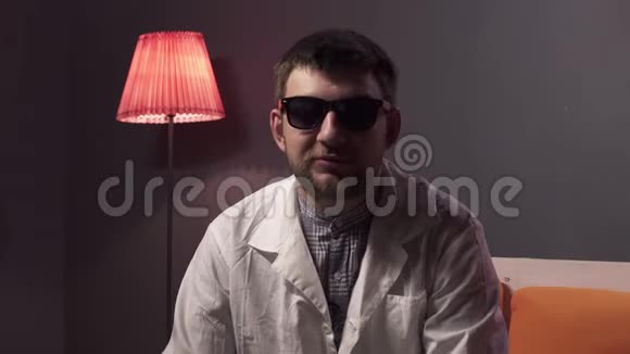 可爱的家伙带着墨镜和白色的实验室外套解释事情视频的预览图