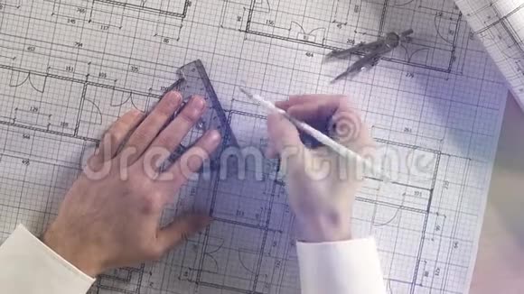 建筑师用铅笔直尺圆规和方平板对建筑蓝图进行测量视频的预览图