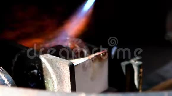 在工厂里火把青铜熔化了视频的预览图