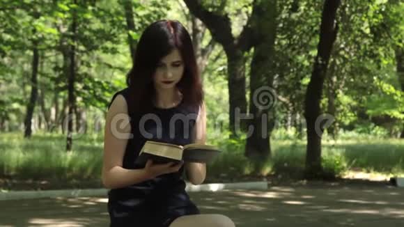 女孩坐在公园里看书视频的预览图