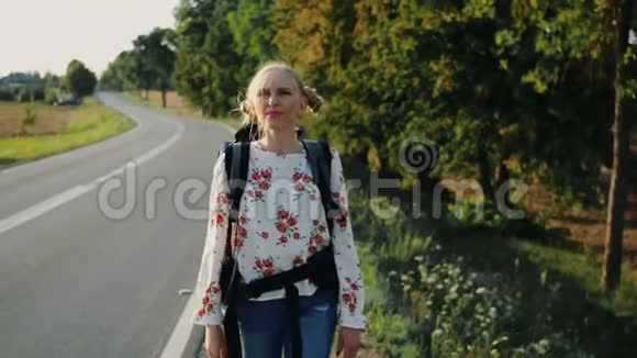 年轻的旅行妇女带着背包离开家视频的预览图