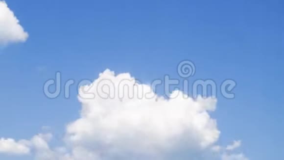 蔚蓝的天空上飘浮的云美丽的云替罪羊时间流逝视频的预览图